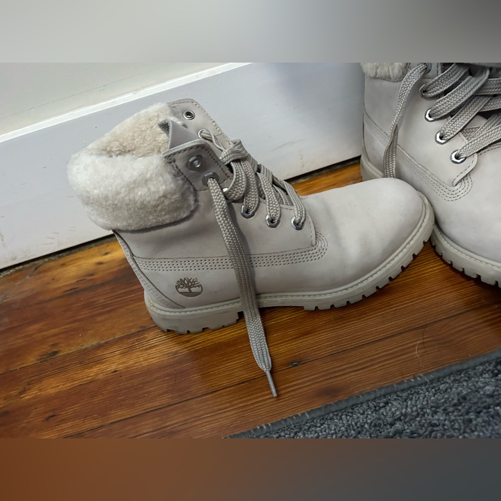 Size 8 Women’s Timberland boots with fur tops.